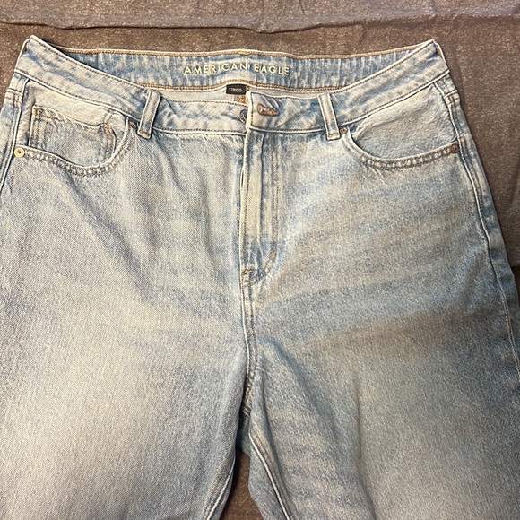 Light wash American eagle mom jeans - Picture 3 of 4